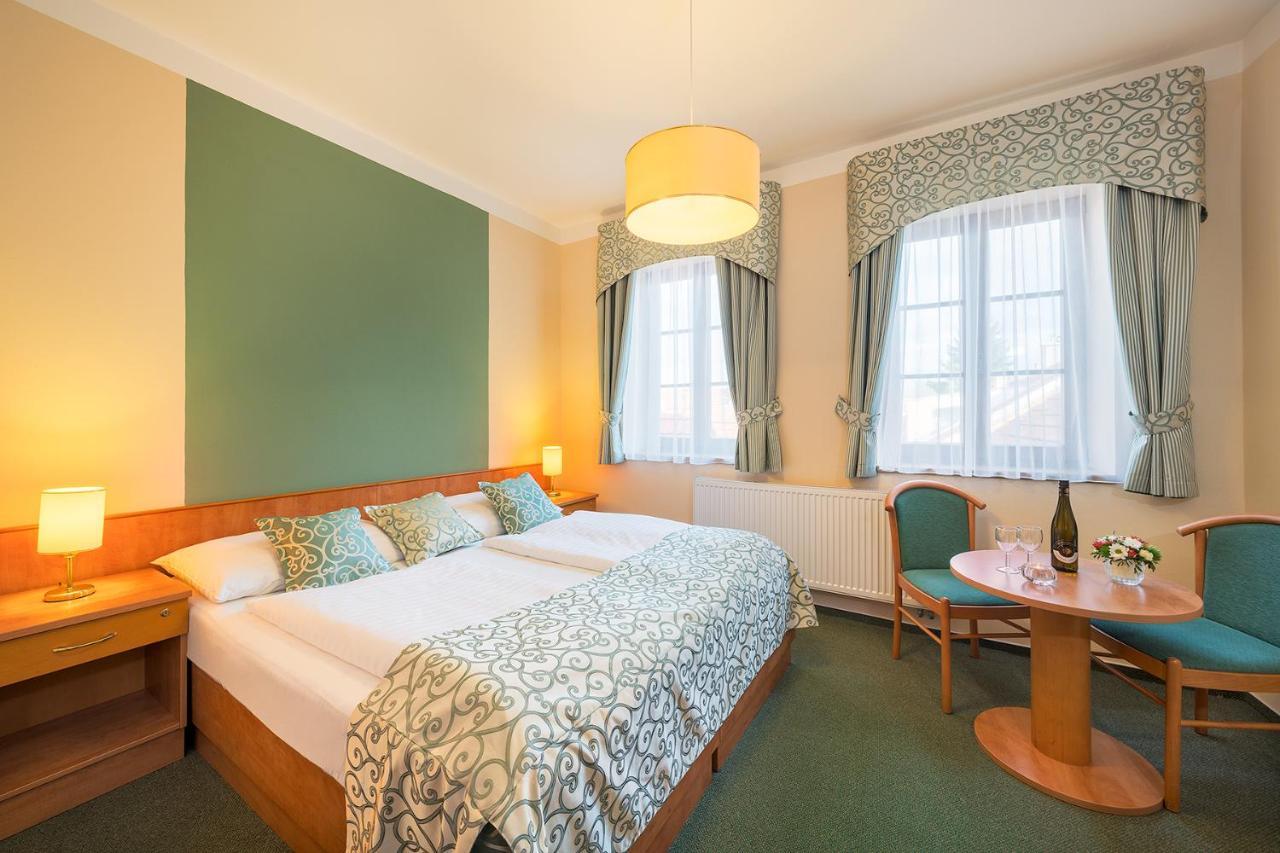 Hotel Bily Jednorozec トレボン エクステリア 写真
