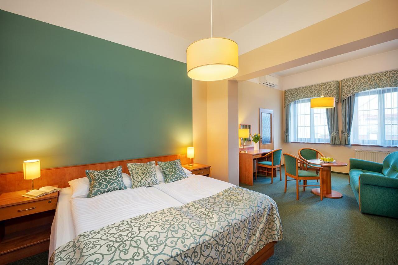 Hotel Bily Jednorozec トレボン エクステリア 写真