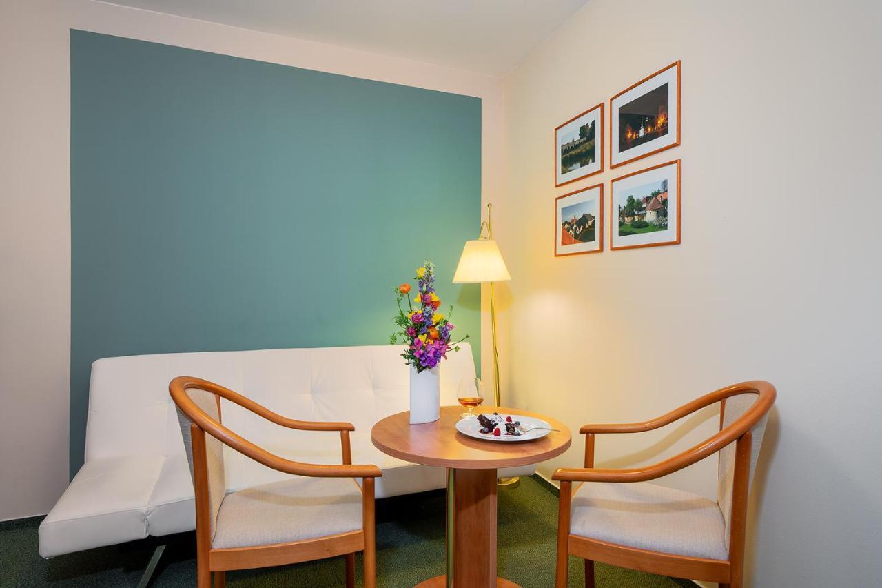 Hotel Bily Jednorozec トレボン エクステリア 写真
