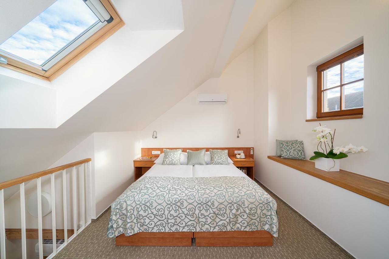 Hotel Bily Jednorozec トレボン エクステリア 写真