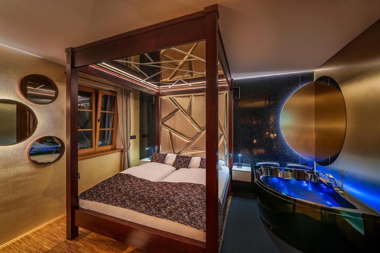 Hotel Bily Jednorozec トレボン エクステリア 写真