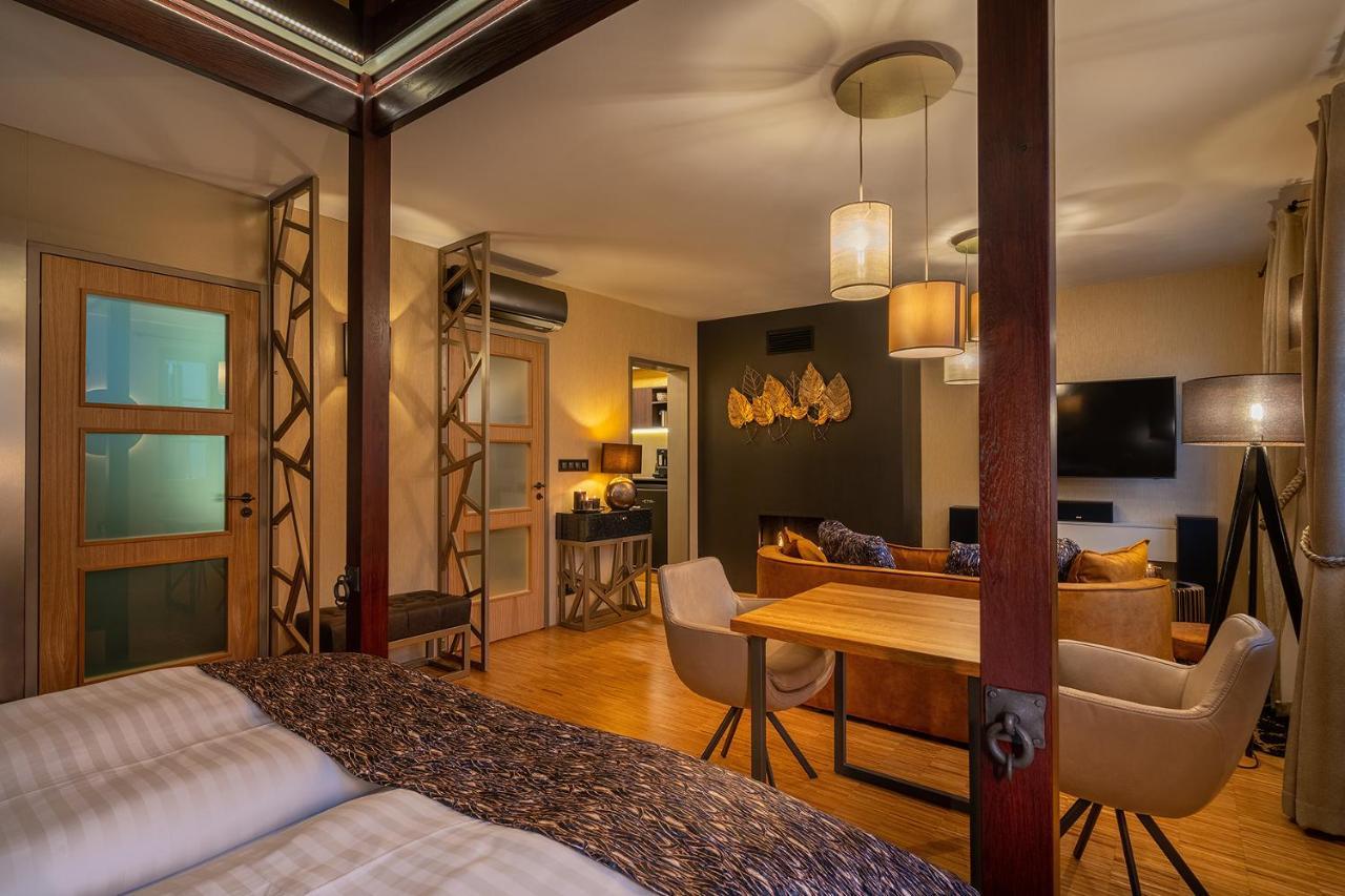 Hotel Bily Jednorozec トレボン エクステリア 写真