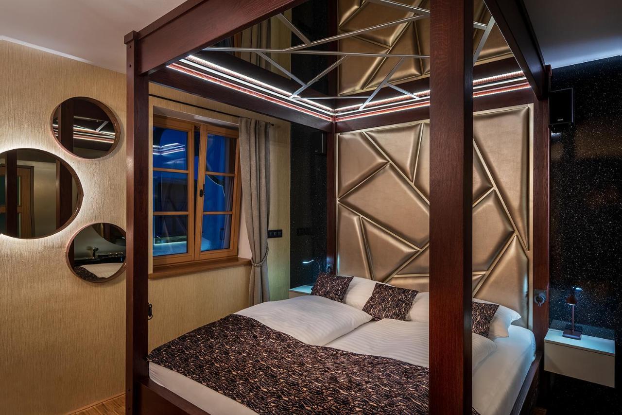 Hotel Bily Jednorozec トレボン エクステリア 写真