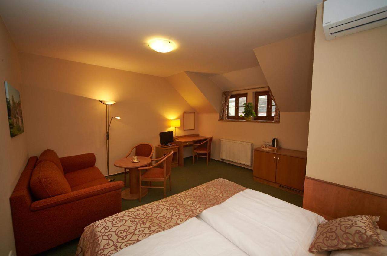 Hotel Bily Jednorozec トレボン エクステリア 写真