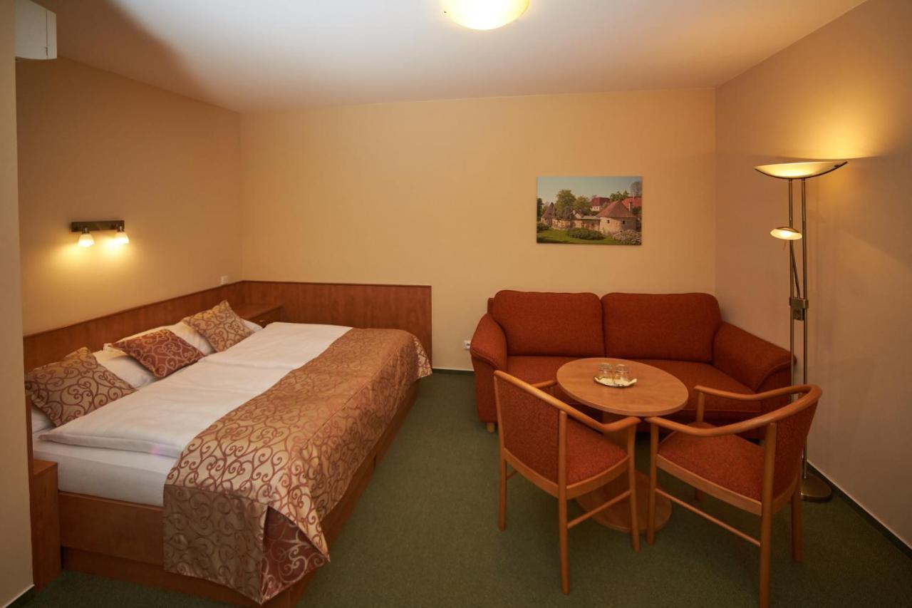 Hotel Bily Jednorozec トレボン エクステリア 写真