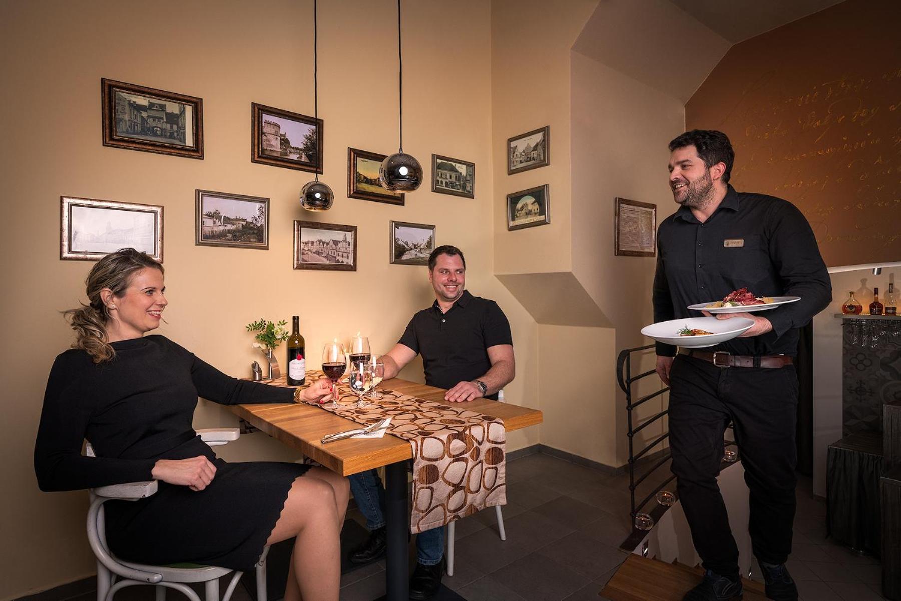 Hotel Bily Jednorozec トレボン エクステリア 写真