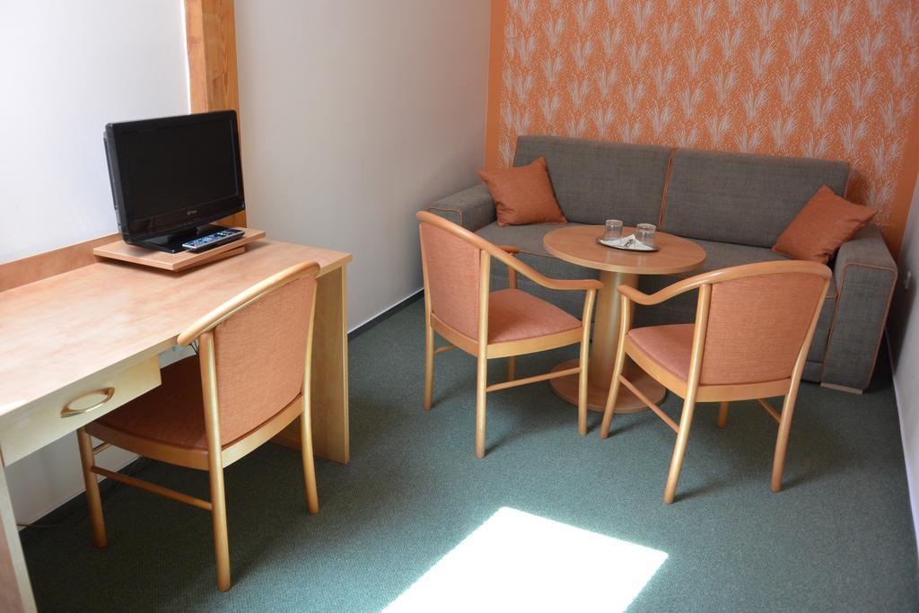 Hotel Bily Jednorozec トレボン エクステリア 写真