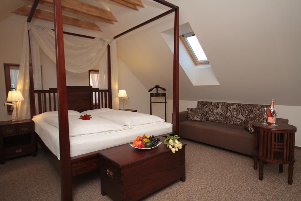 Hotel Bily Jednorozec トレボン エクステリア 写真