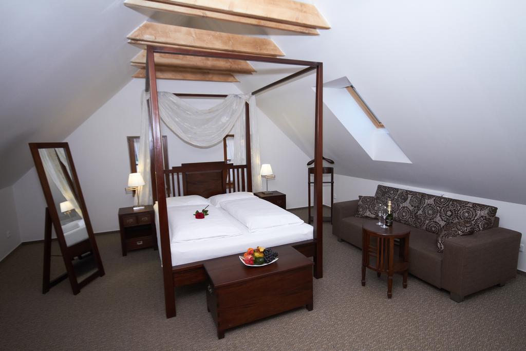 Hotel Bily Jednorozec トレボン エクステリア 写真