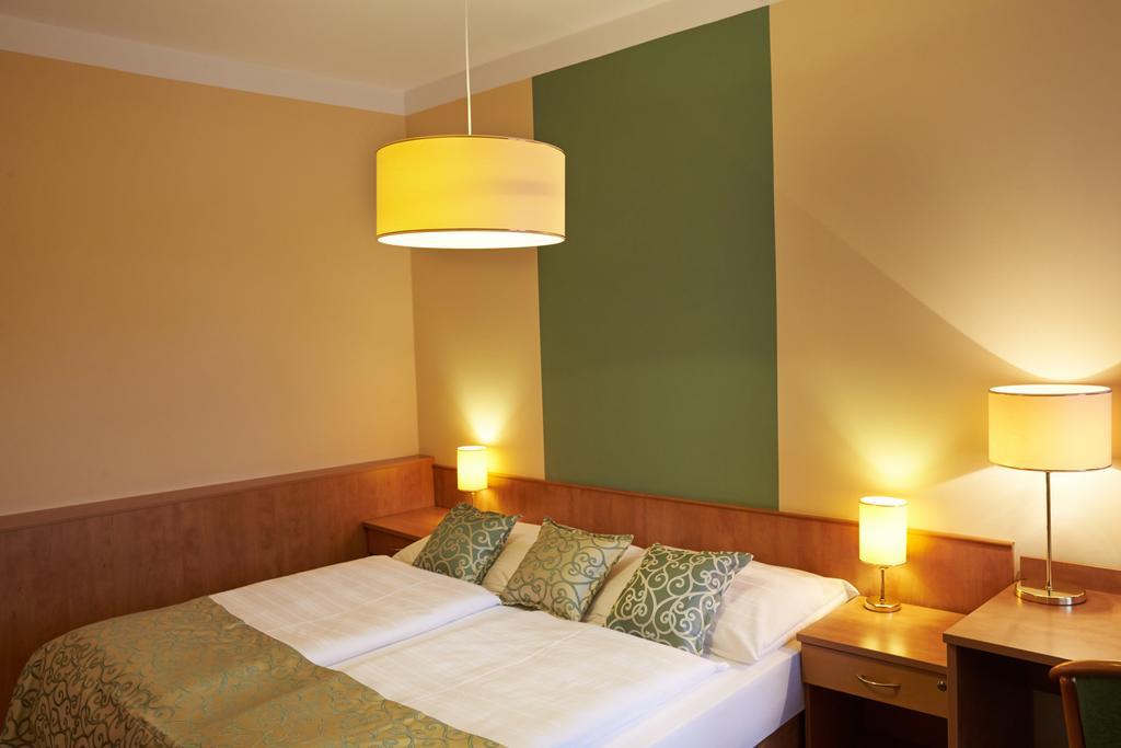 Hotel Bily Jednorozec トレボン エクステリア 写真