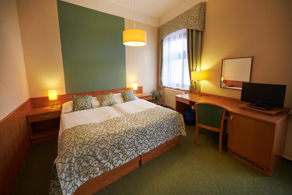 Hotel Bily Jednorozec トレボン エクステリア 写真