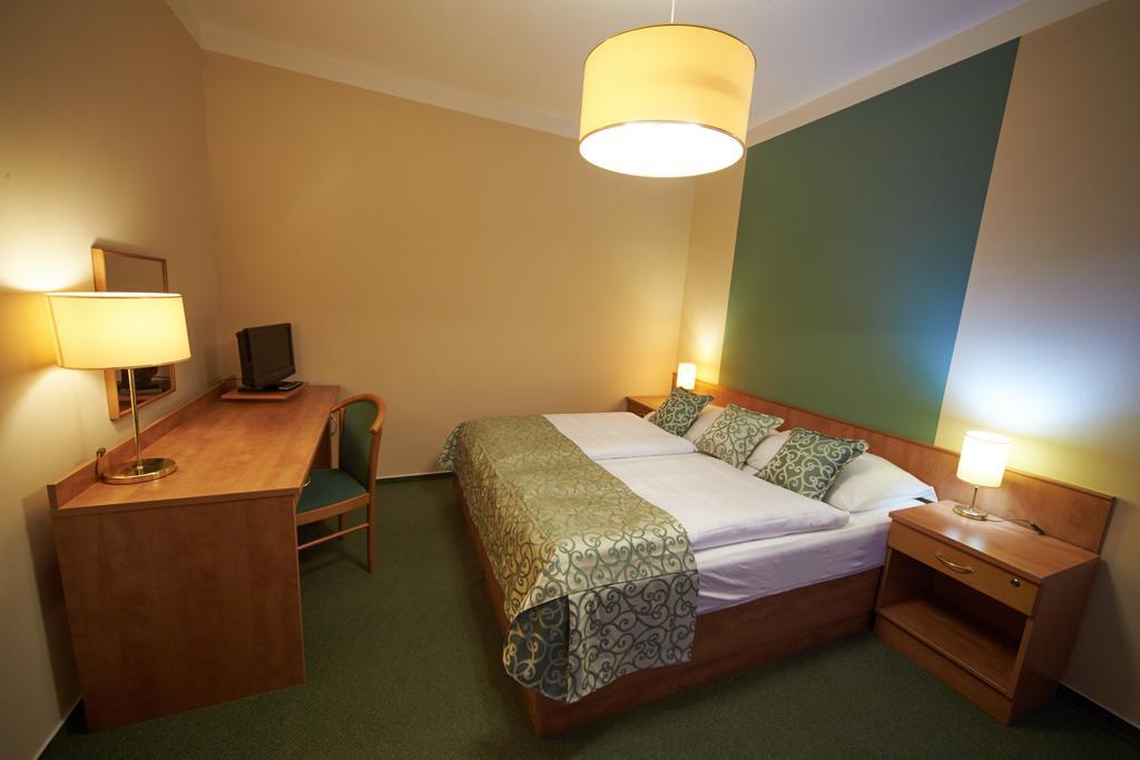 Hotel Bily Jednorozec トレボン エクステリア 写真